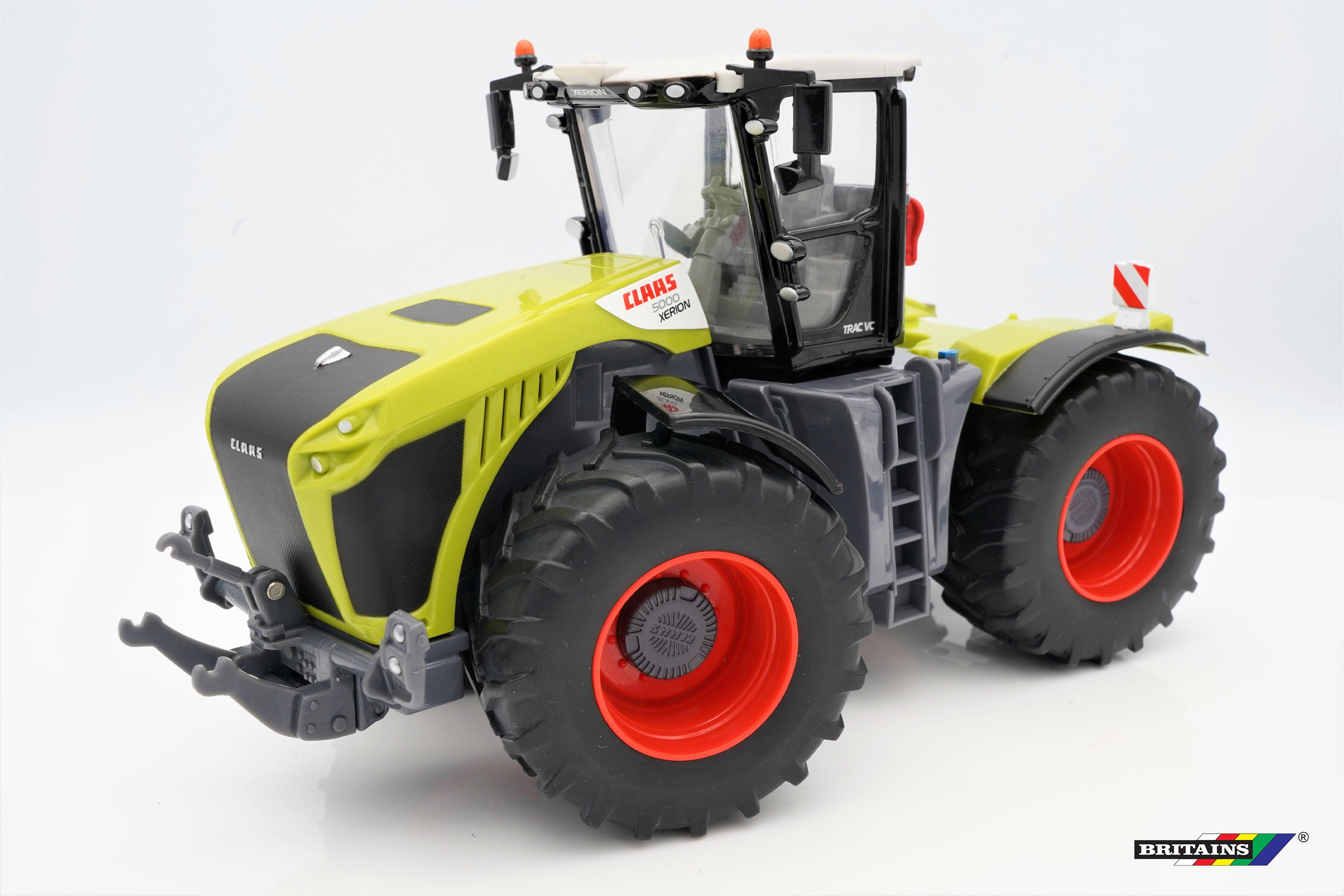 Britský modelový traktor Claas Xerion 5000 1:32 22 cm