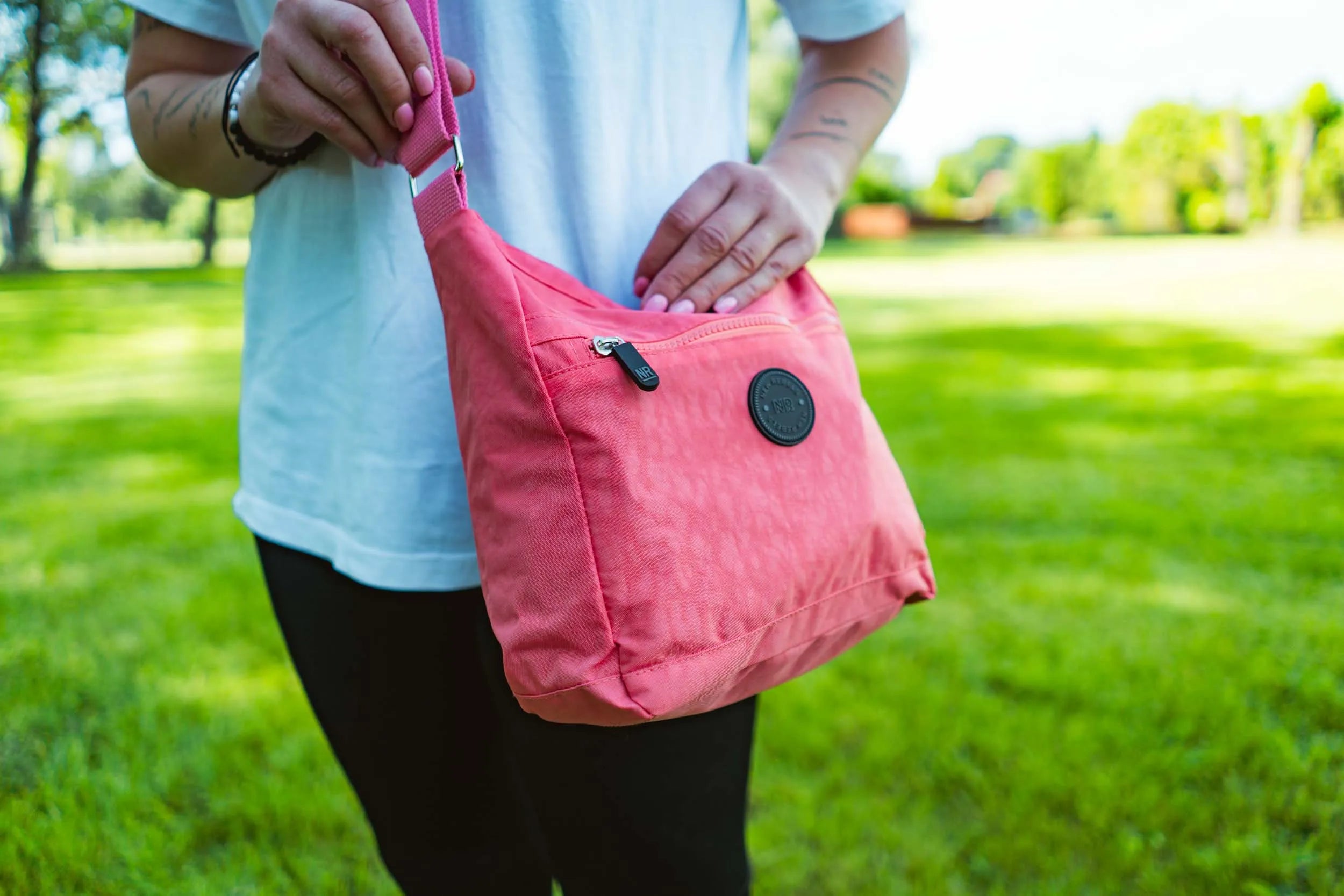 Női táska new rebels crincle banán felső cipzárral, puha rózsaszín