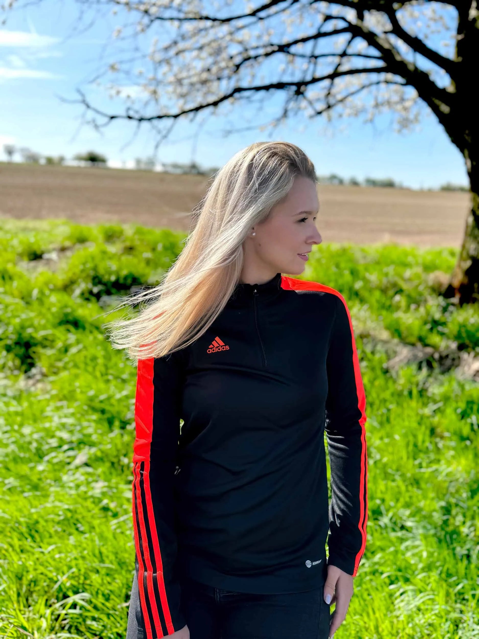 Adidas wms tiro ls geansaí dubh-app gréine dearg xs dubh