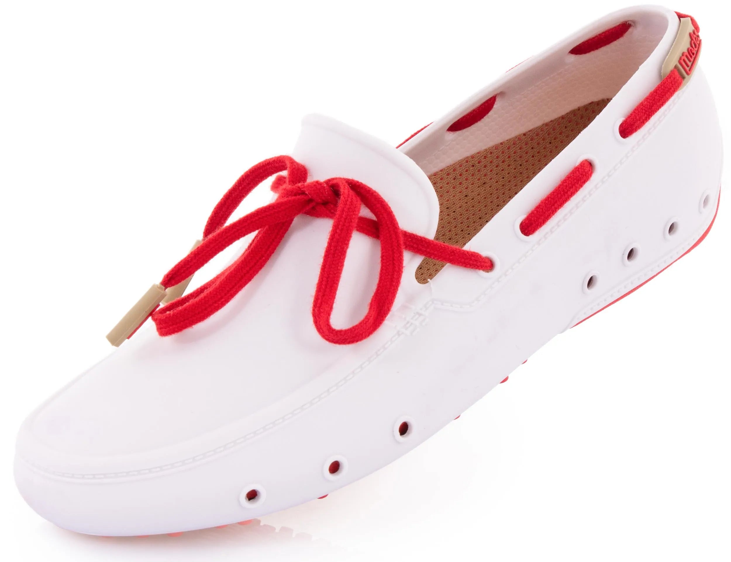 Letnie buty unisex drwią z bieli