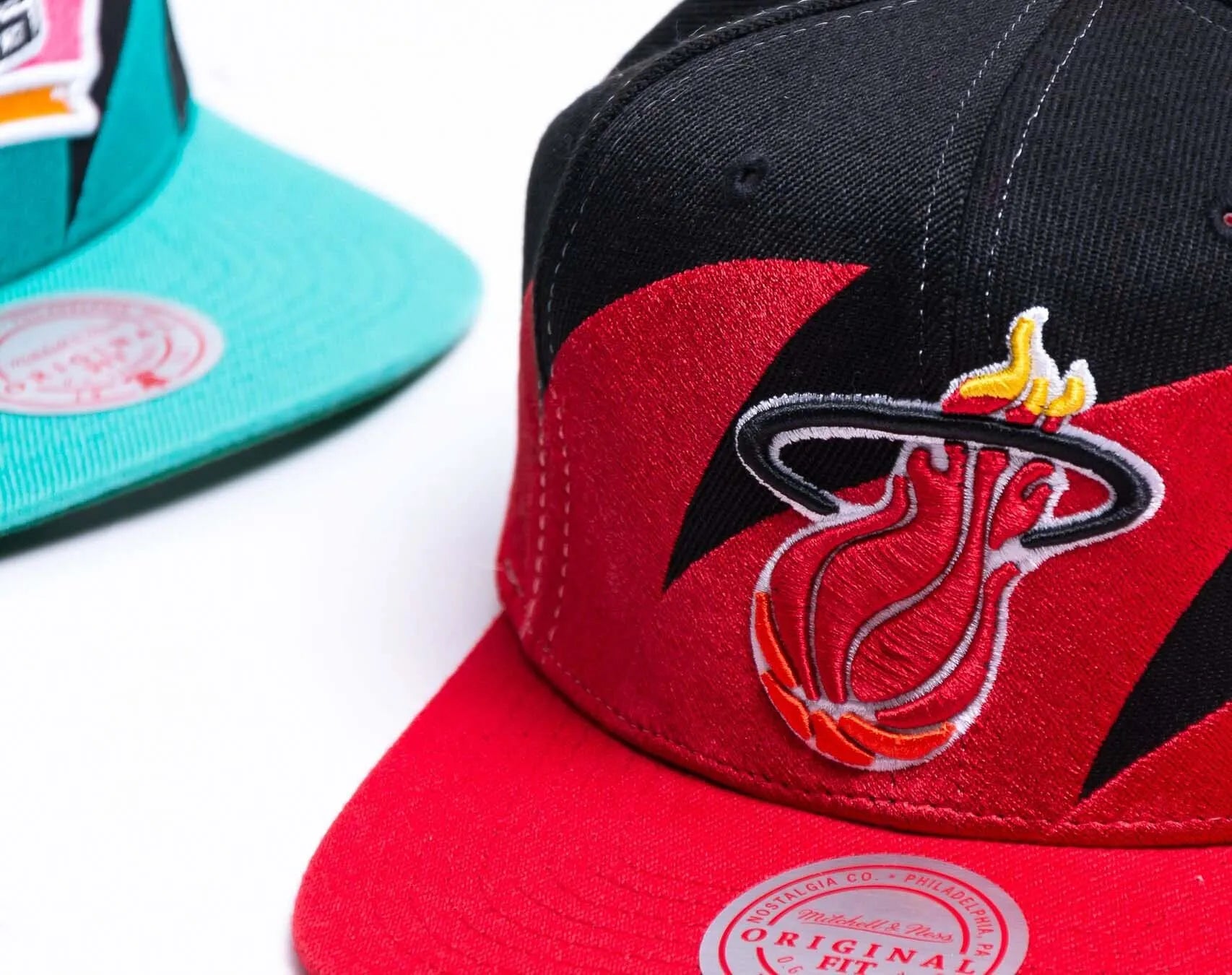 Boné Mitchell & Ness NBA HWC Miami Heat preto-vermelho