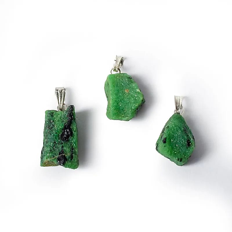 Ruby In Zoisite (anyolit) Groft ædelstensvedhæng --pakke med 3 stk - ±2,5 cm