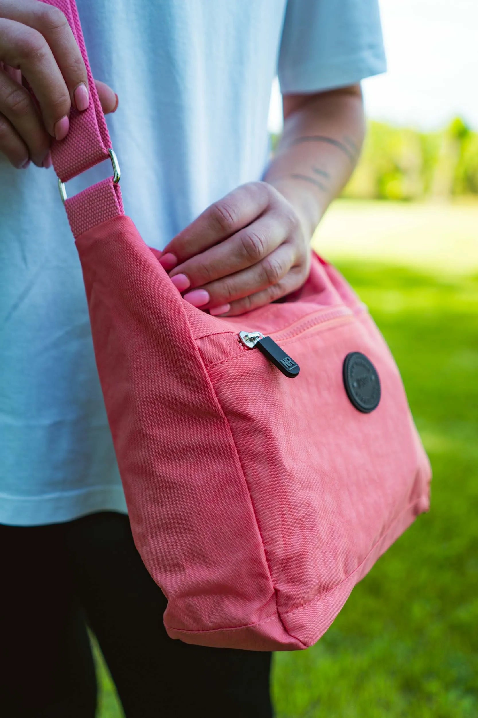 Női táska new rebels crincle banán felső cipzárral, puha rózsaszín