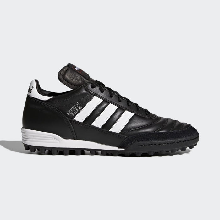 Ghete de fotbal Adidas pentru iarba artificiala
