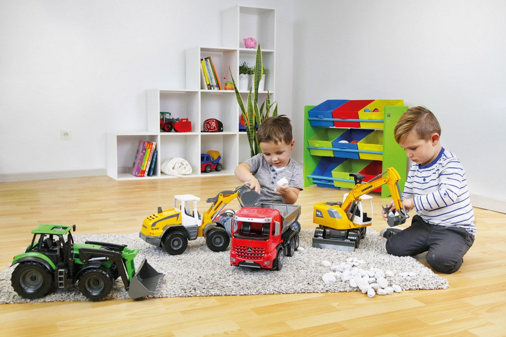 Il camion ribaltabile Mercedes