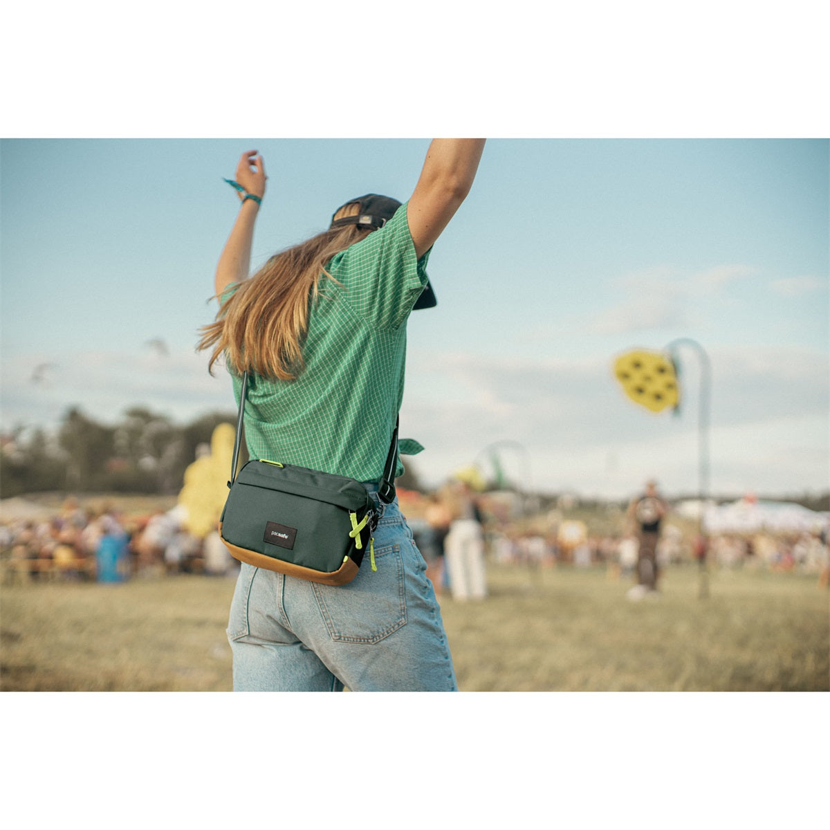 Borsa a tracolla Pacsafe Go verde abete rosso