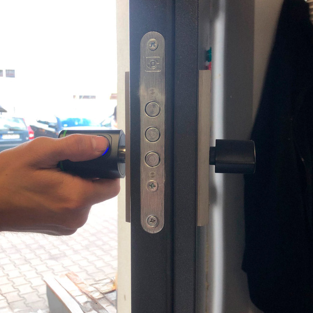 Čierna vložka zámku dverí na odtlačok prsta
