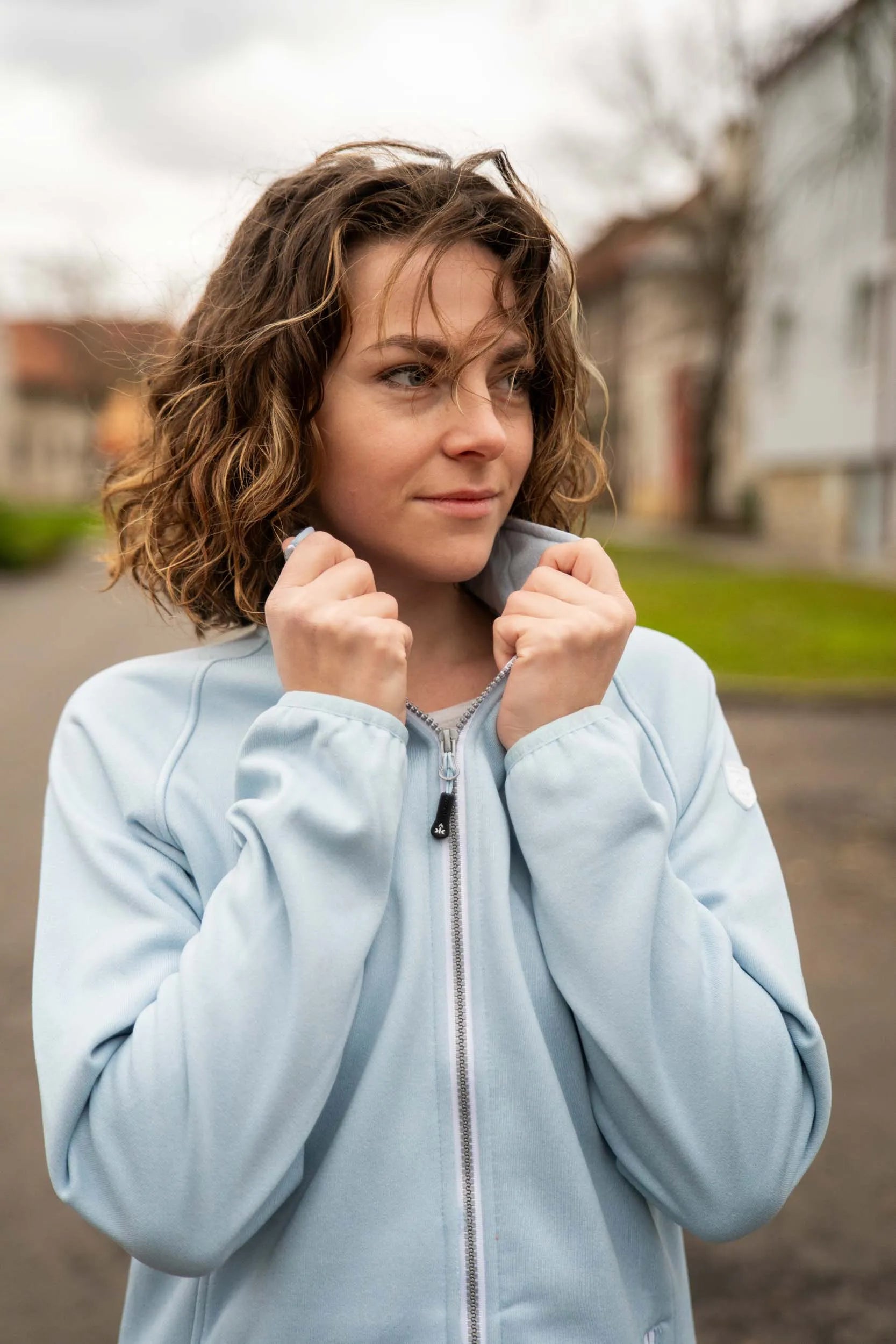 Geansaí na mban kjelvik milou gorm 40