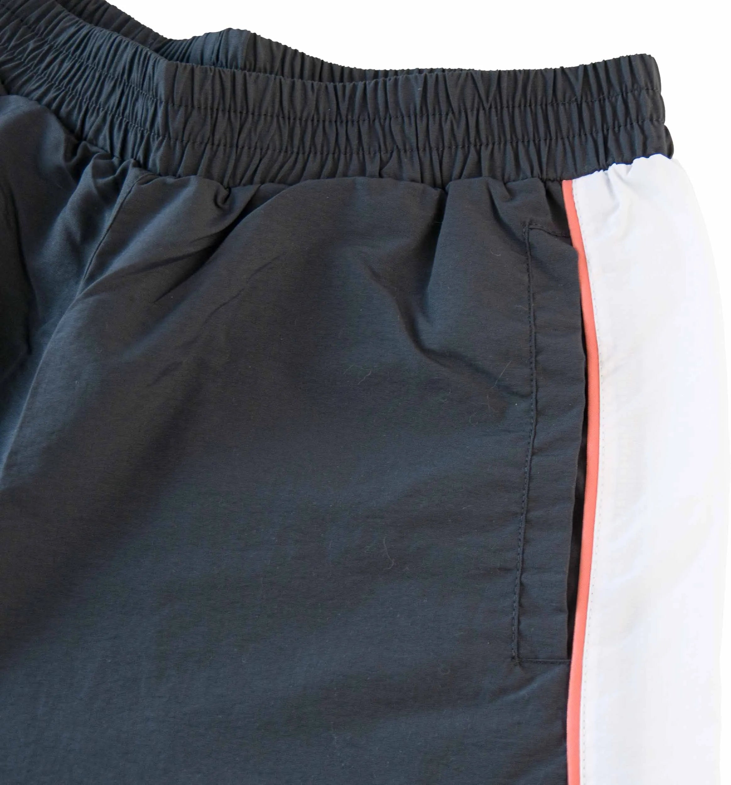 Ní imríonn pants spóirt na mban ach s liath scaoilte