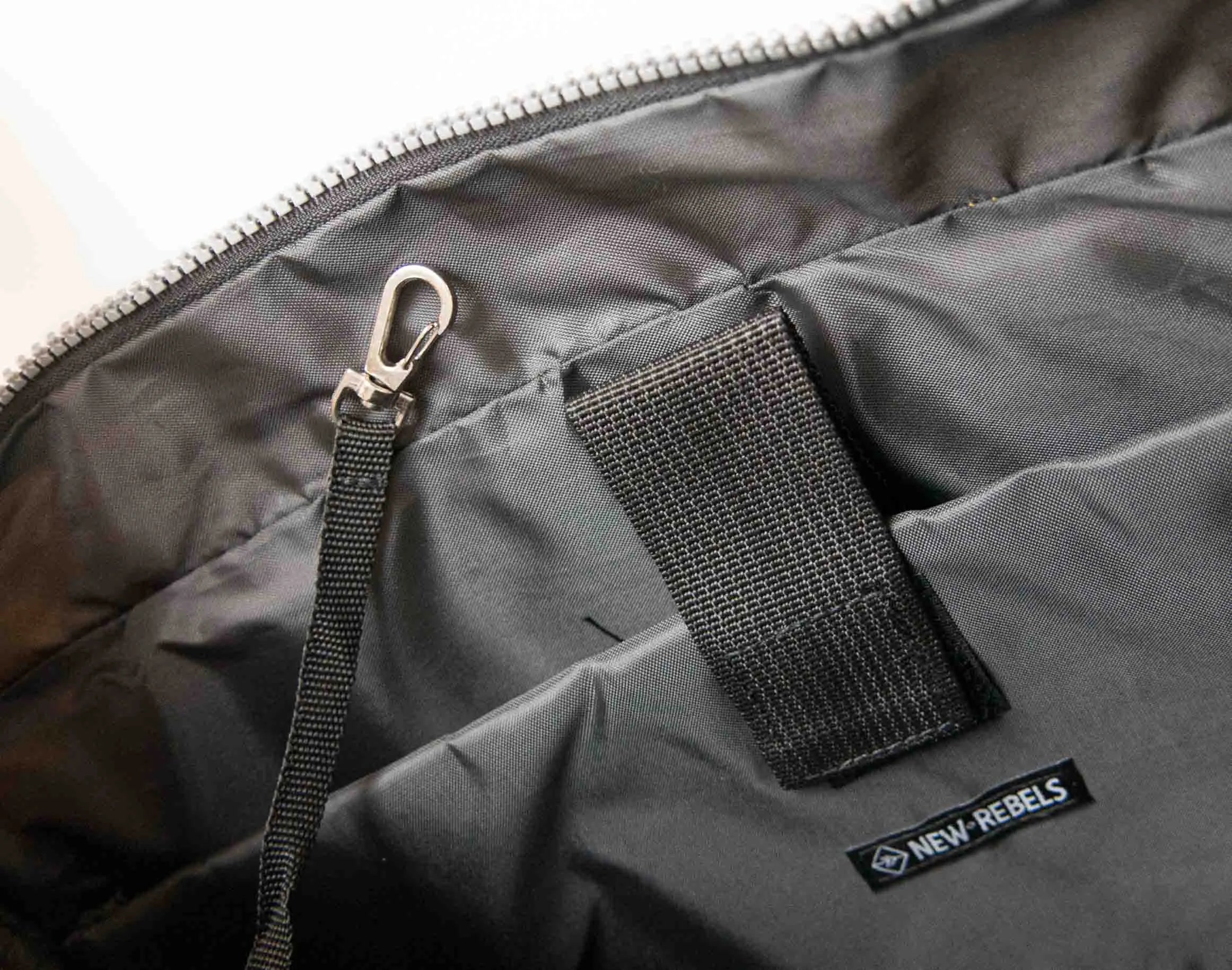 Nya rebeller crincle liten flapover axelväska förekommer gul