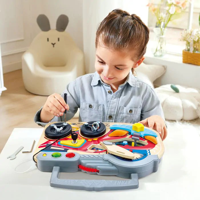 Заетото табло на Hape Little Racer