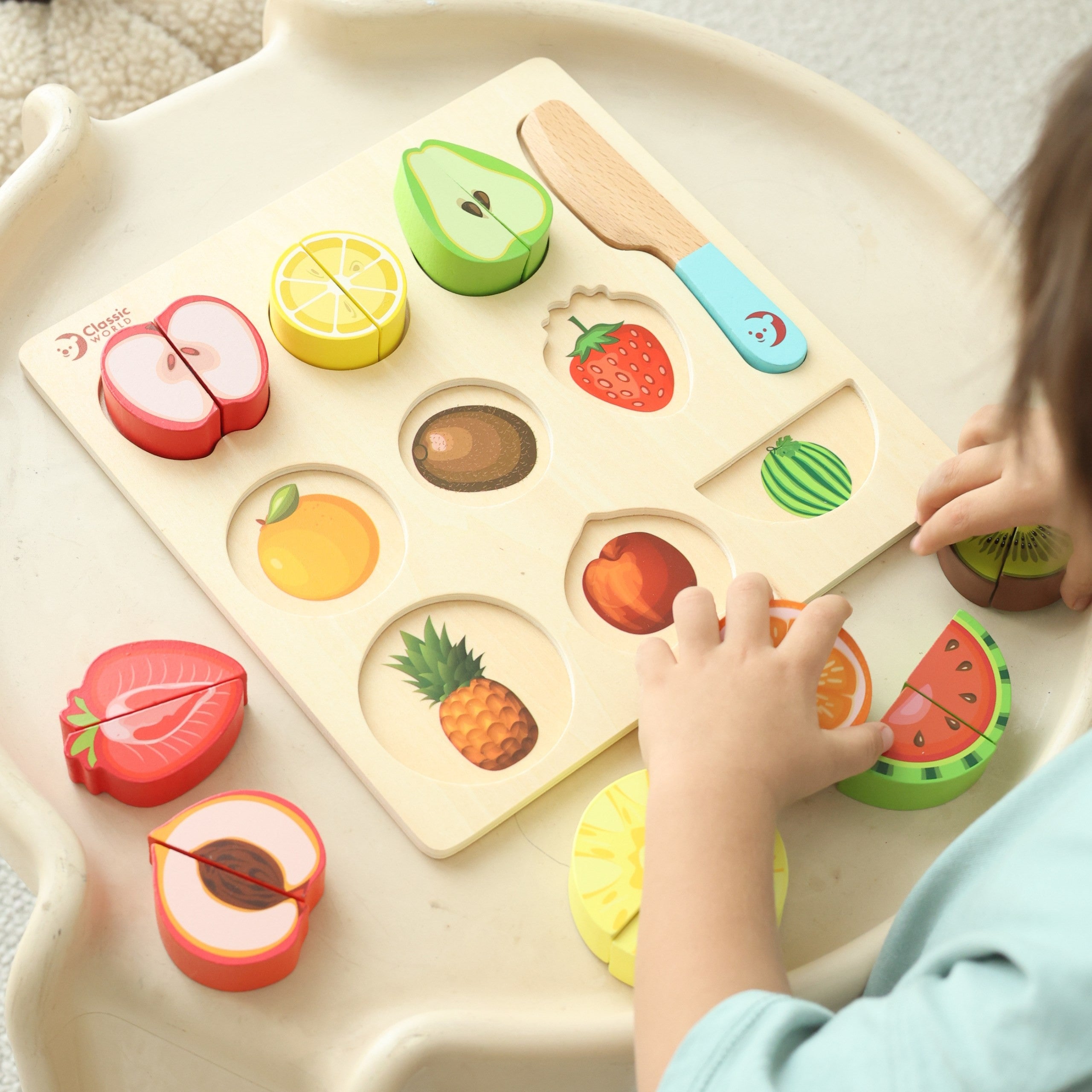 Classic World Montessori Gyümölcsvágó szett tépőzárral 20 db.