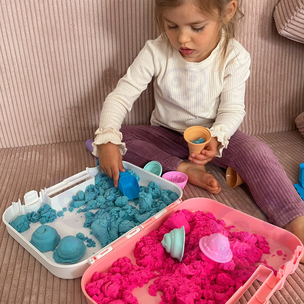 Woopie Kinetic Sand Set zmrzlina v kufri 1kg + príslušenstvo