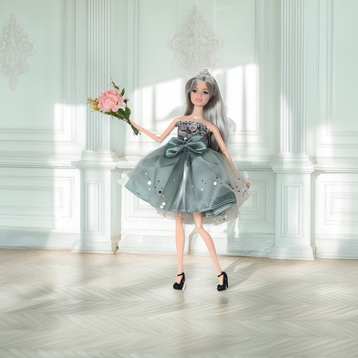 Woopie Royal Emi pop in een elegante tule jurk met strik en boeket