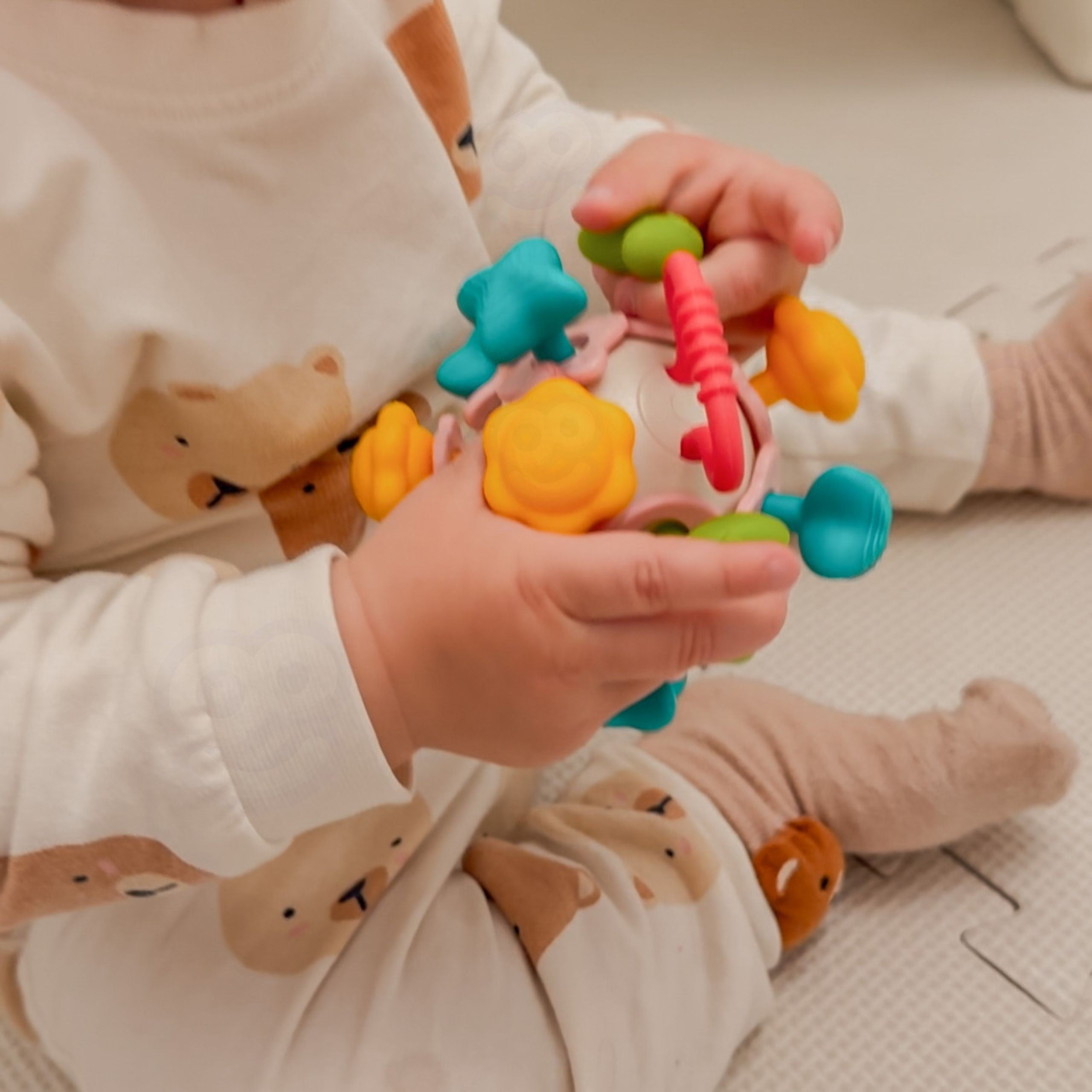 Woopie Baby мека дрънкалка 4 в 1 сензорна играчка за гризалки за бебета 0 м+