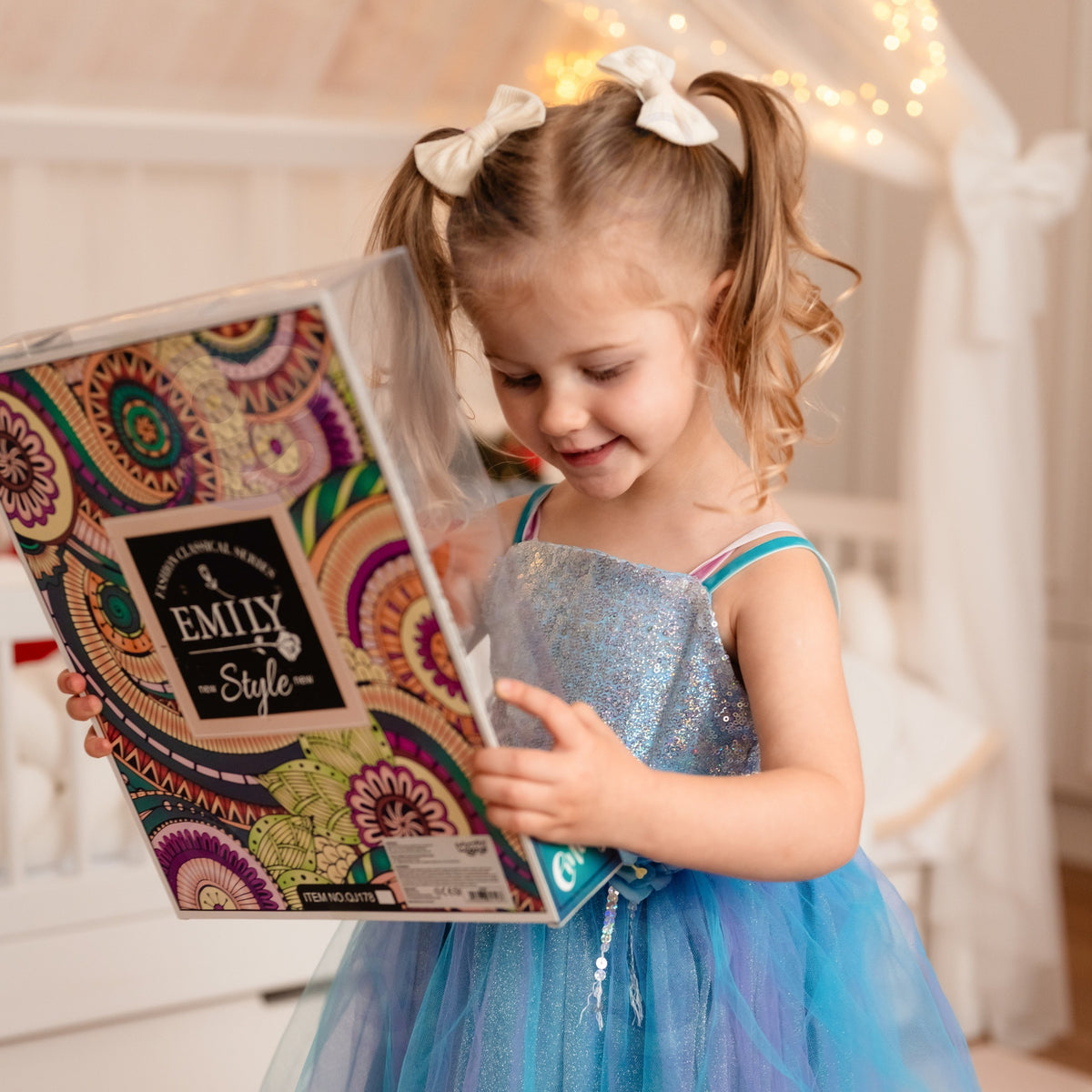 Woopie Royal Emi pop in een blauwe tule jurk