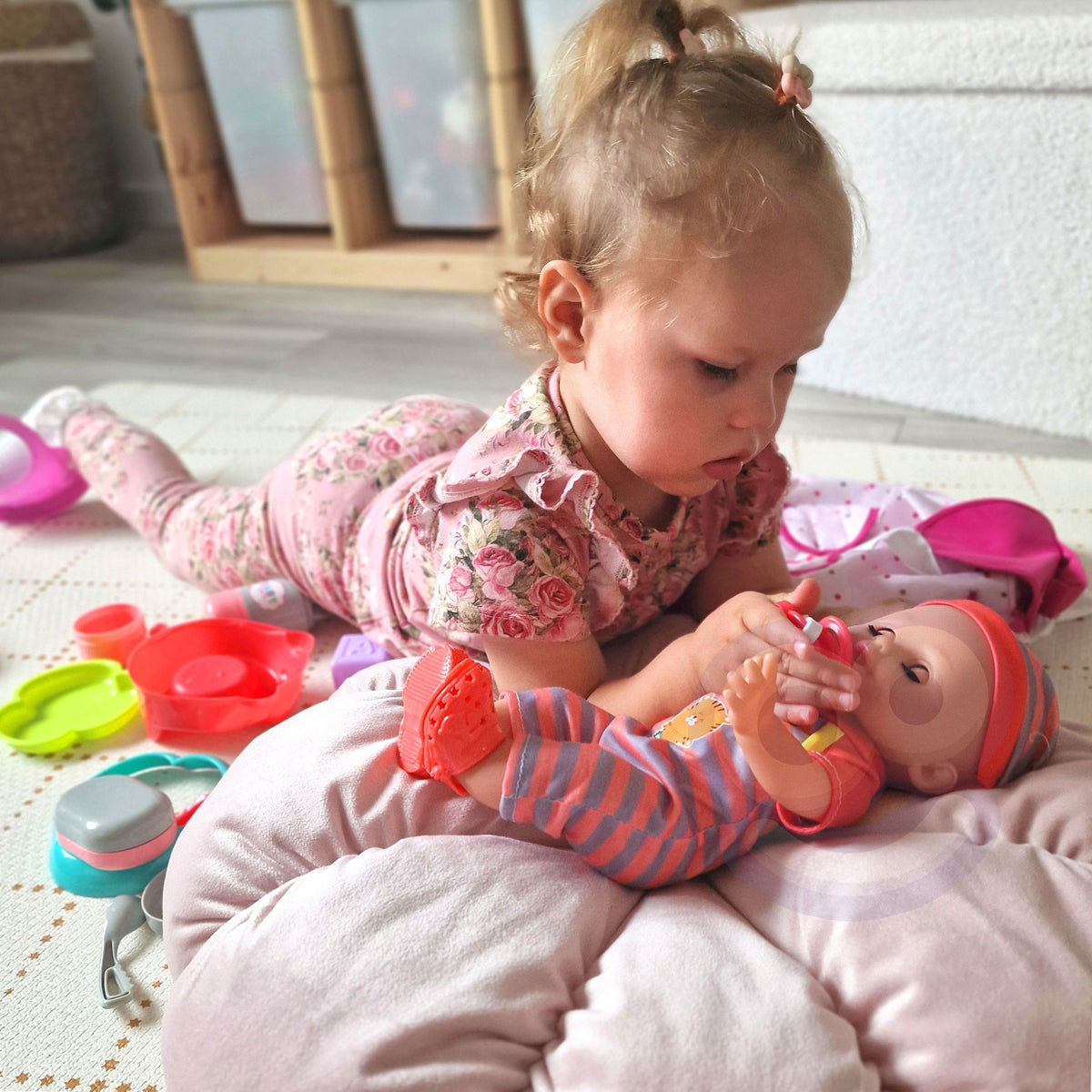 Conjunto de boneca Woopie Royal Babysitter com acessórios 19 peças.