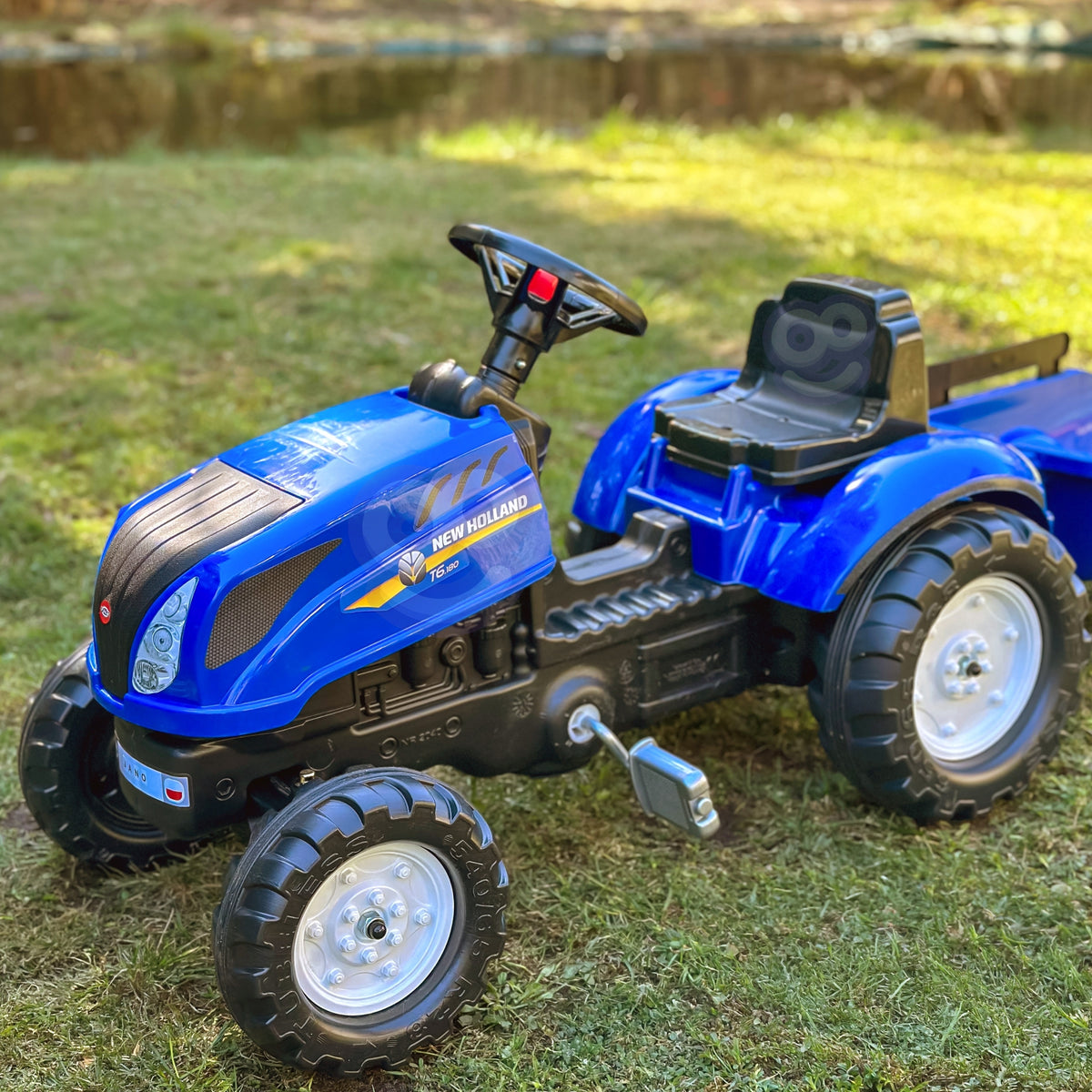 Tractor De Pedales Falk New Holland Con Remolque Y Capó Abatible 2-5 Años