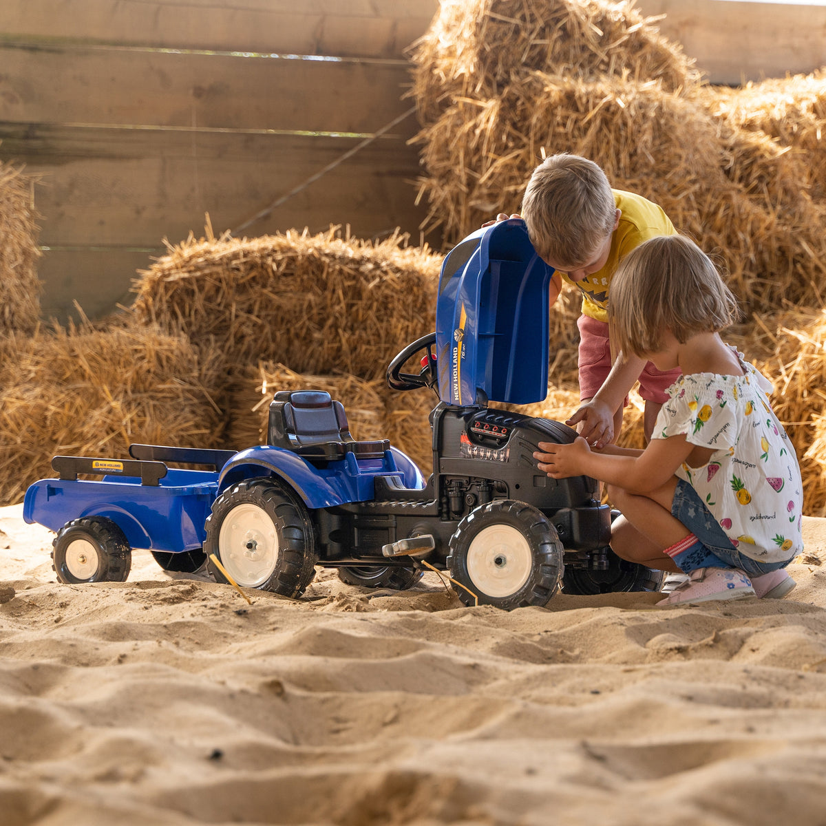 Tractor De Pedales Falk New Holland Con Remolque Y Capó Abatible 2-5 Años