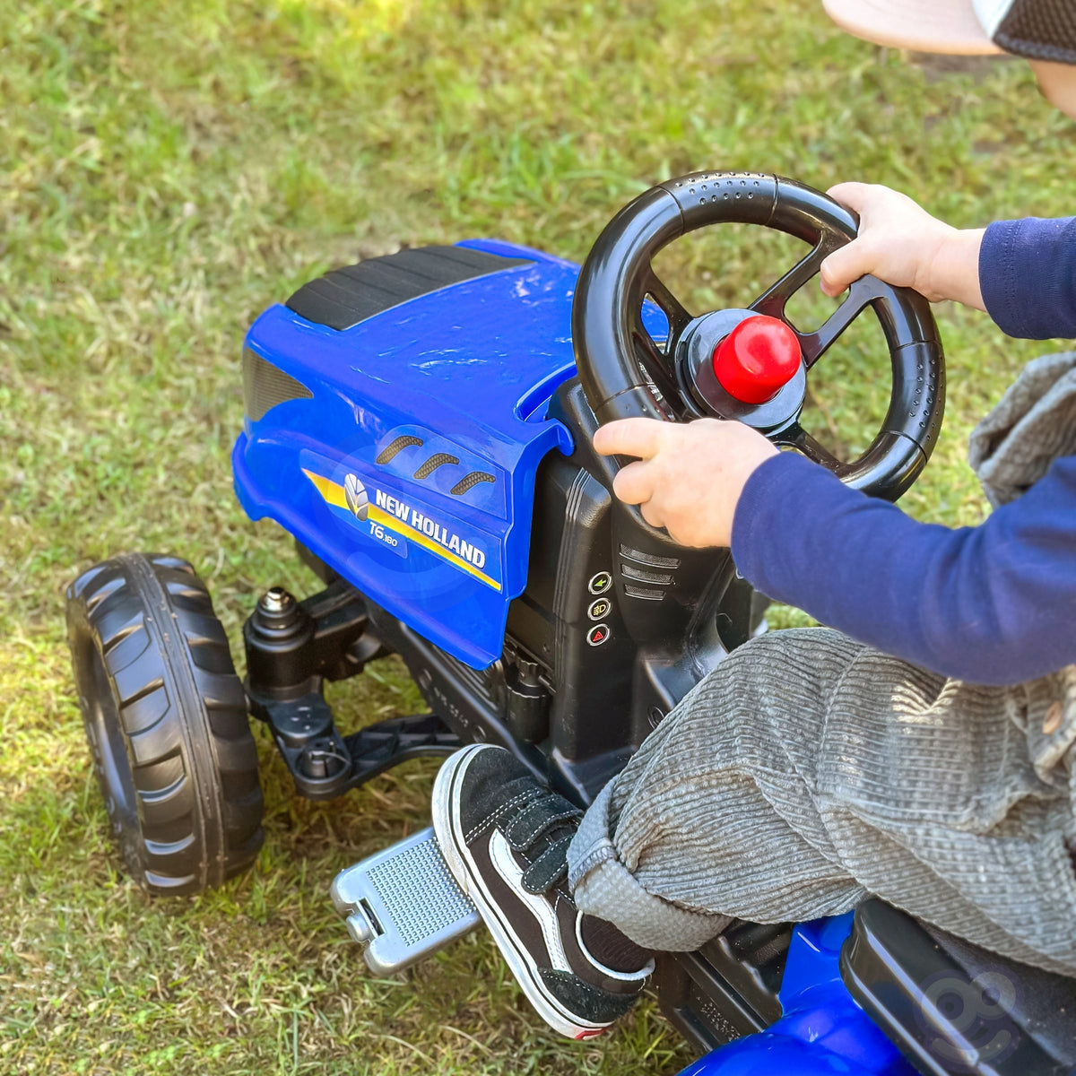 Tractor De Pedales Falk New Holland Con Remolque Y Capó Abatible 2-5 Años