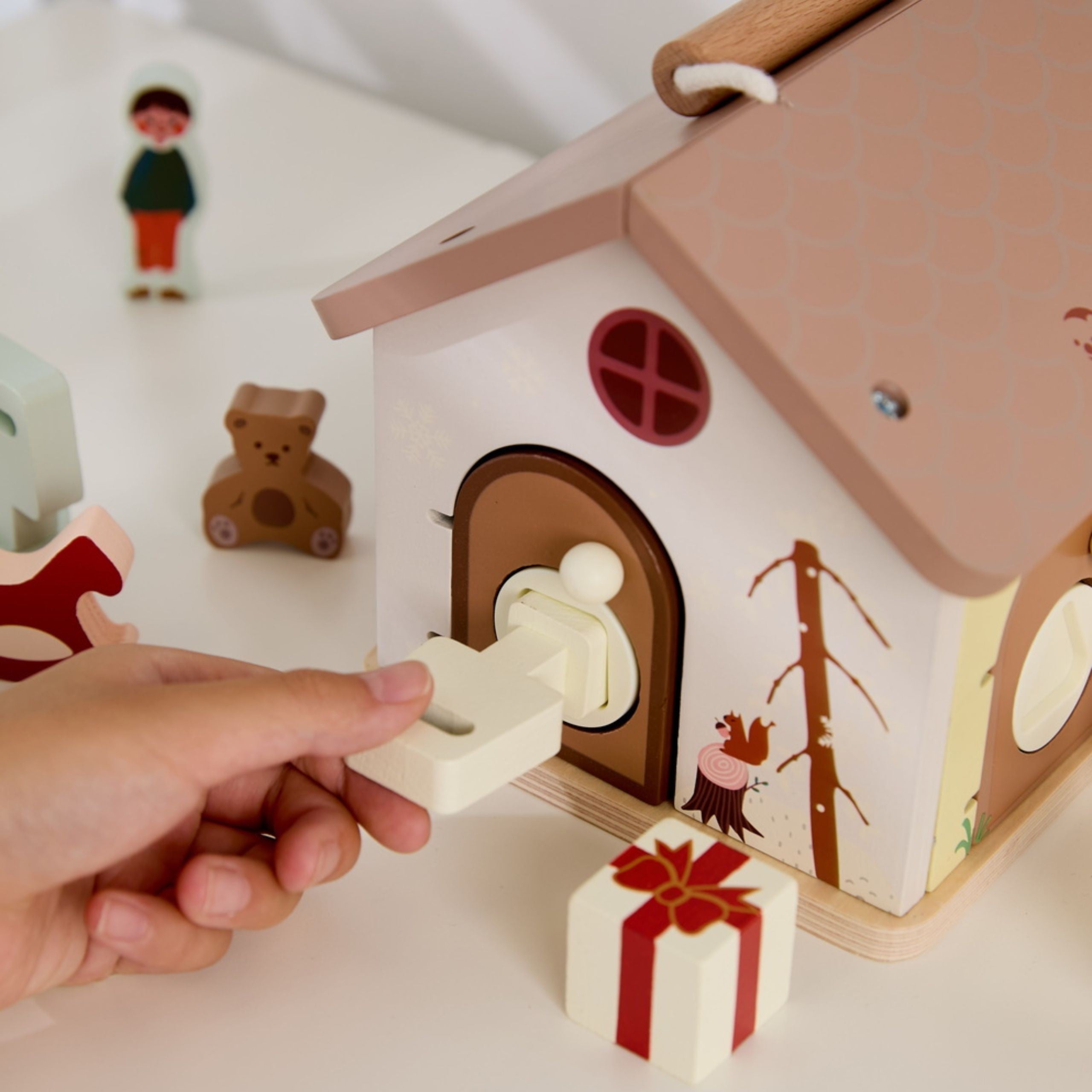 Casa educativa sensoriale in legno Classic World con serrature e chiavi 11 pezzi.