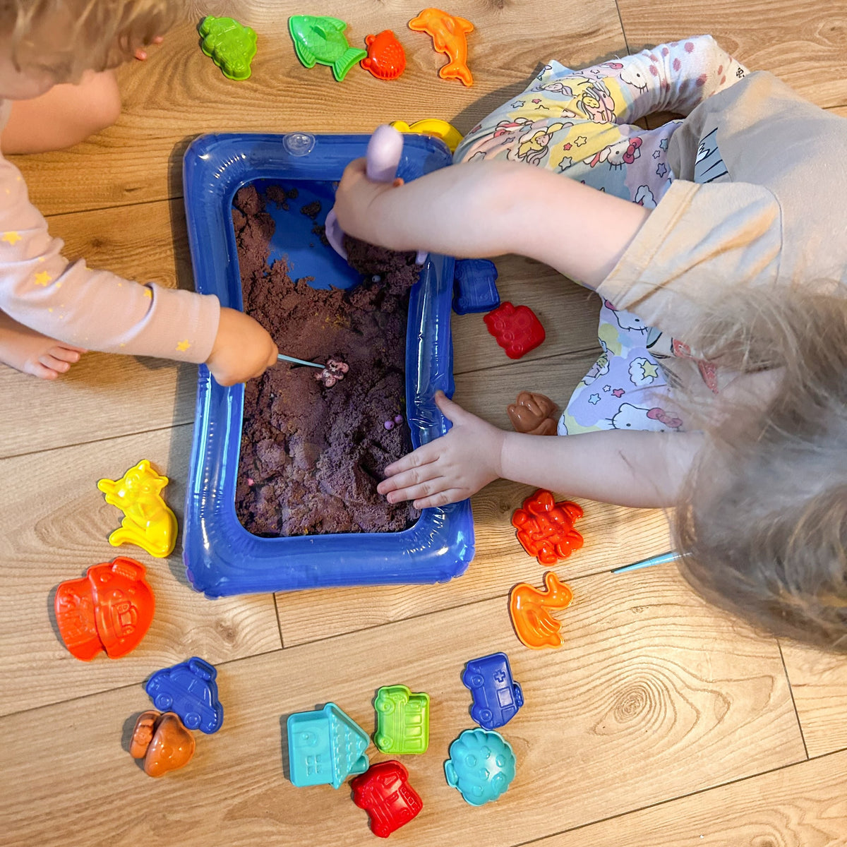 Woopie Kinetic Sand 0,8 kg Sada v košíku s formičkami + /