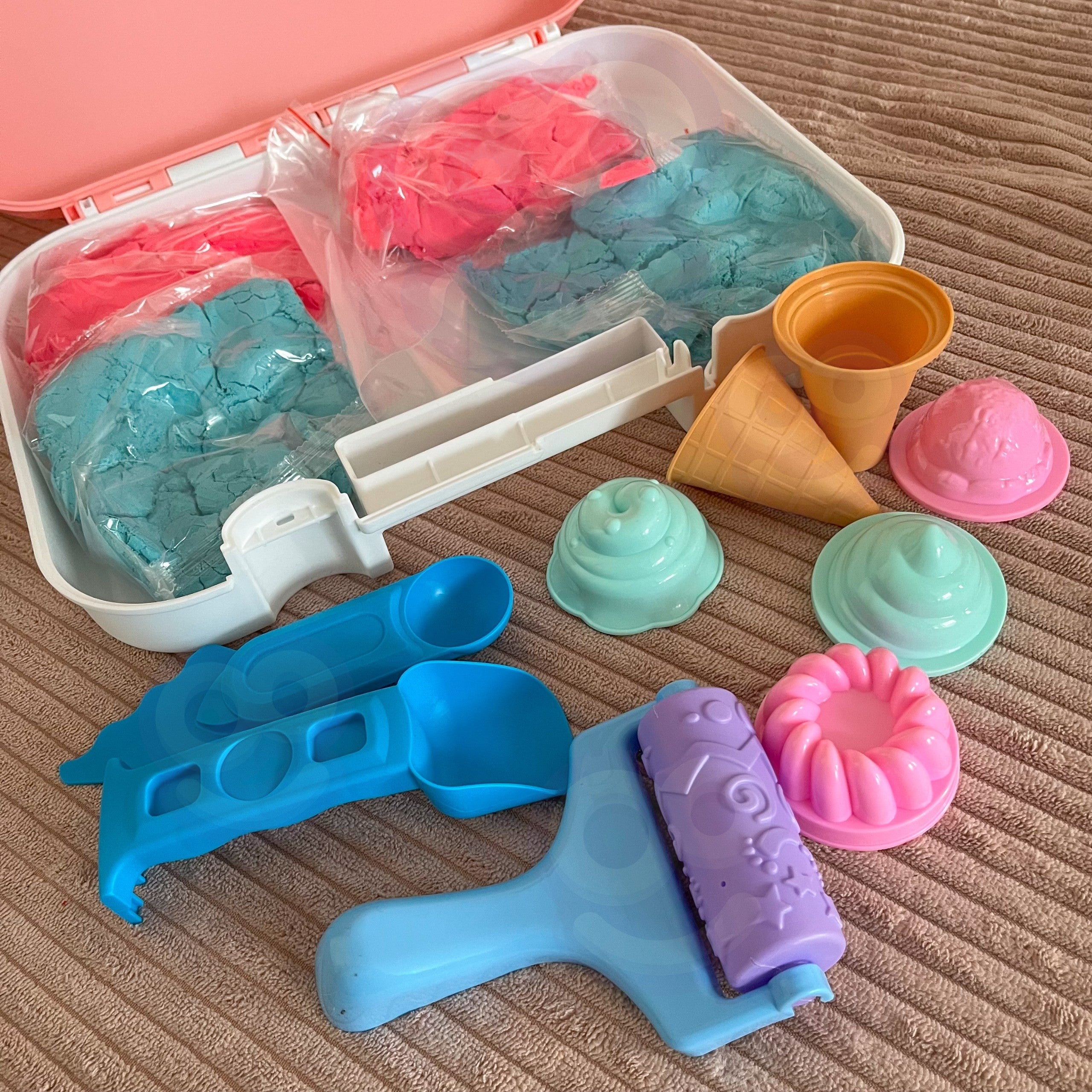 Woopie Kinetic Sand Set Is i en kuffert 1 kg + tilbehør