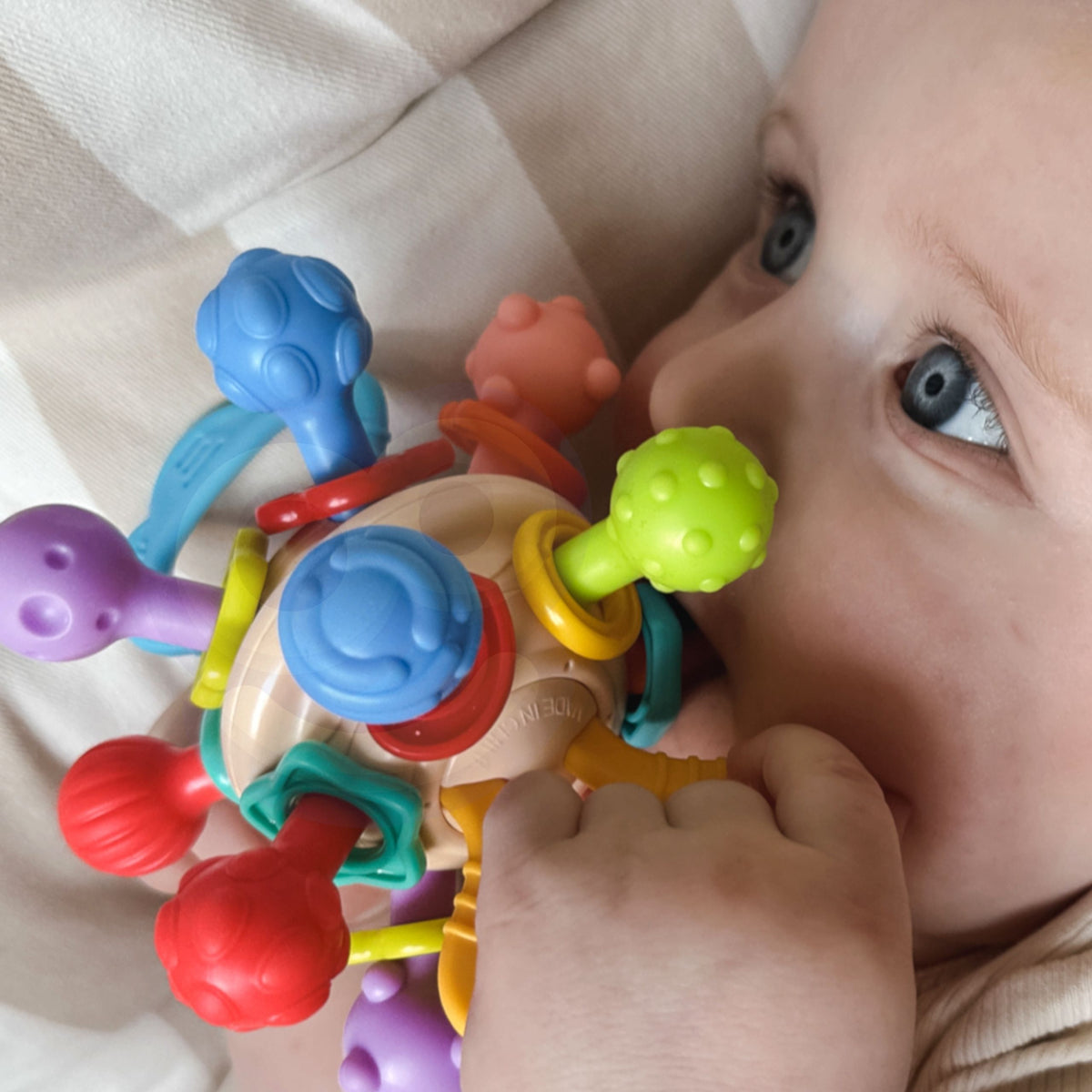 Woopie Baby Mäkká hrkálka 2v1 hryzátka Senzorická hračka pre bábätká 0m+