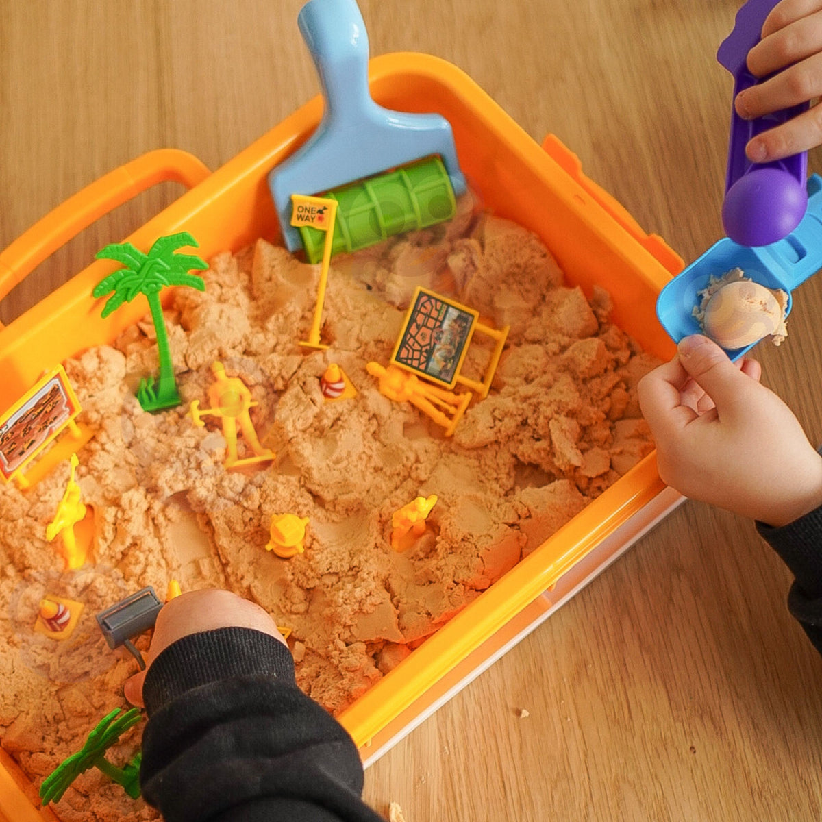 Woopie Kinetic Sand 1,5 kg Zestaw Xxl Stół budowlany z formami i pojazdami