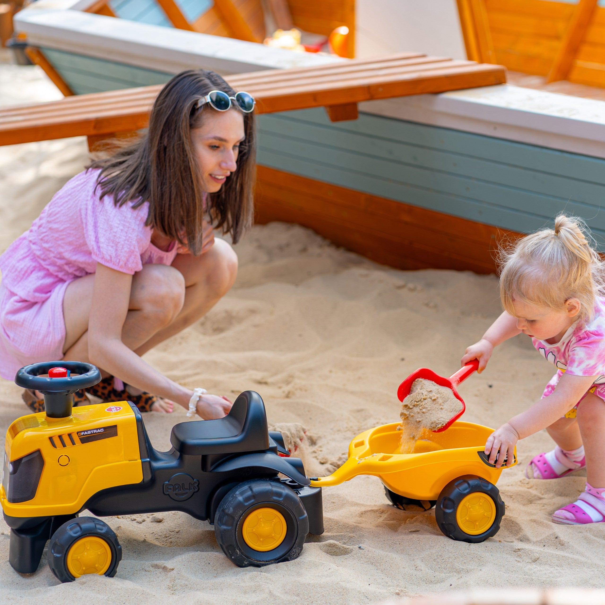 Traktor Falk Ride-on Jcb Fastrac s návesovou lopatou a hrabľami 1-3 roky