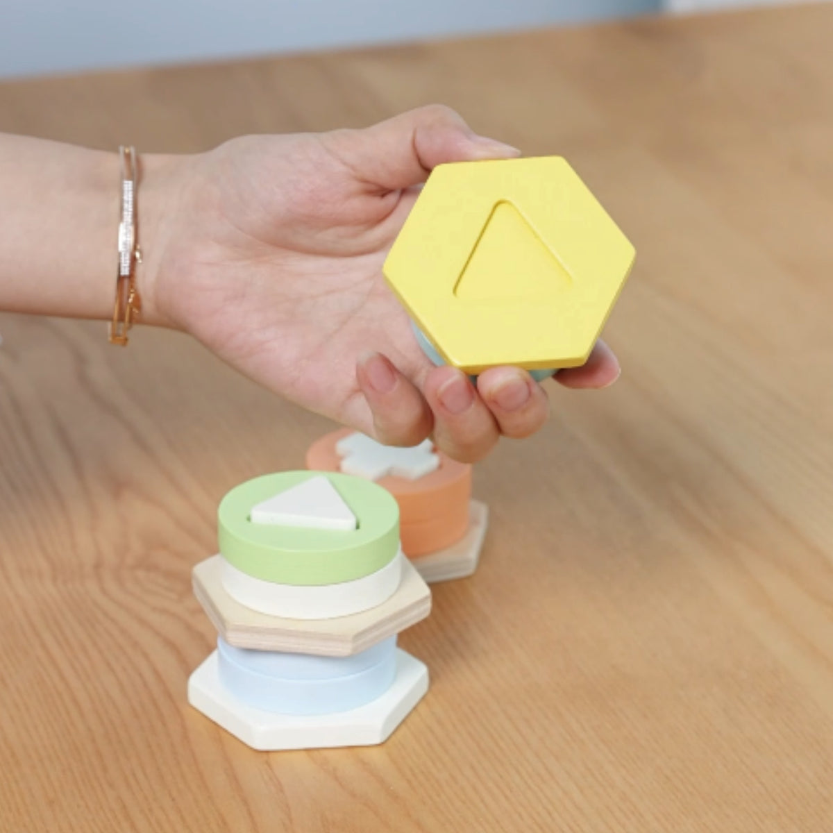 Torre de quebra-cabeça clássica do mundo Montessori em formato e classificador de cores