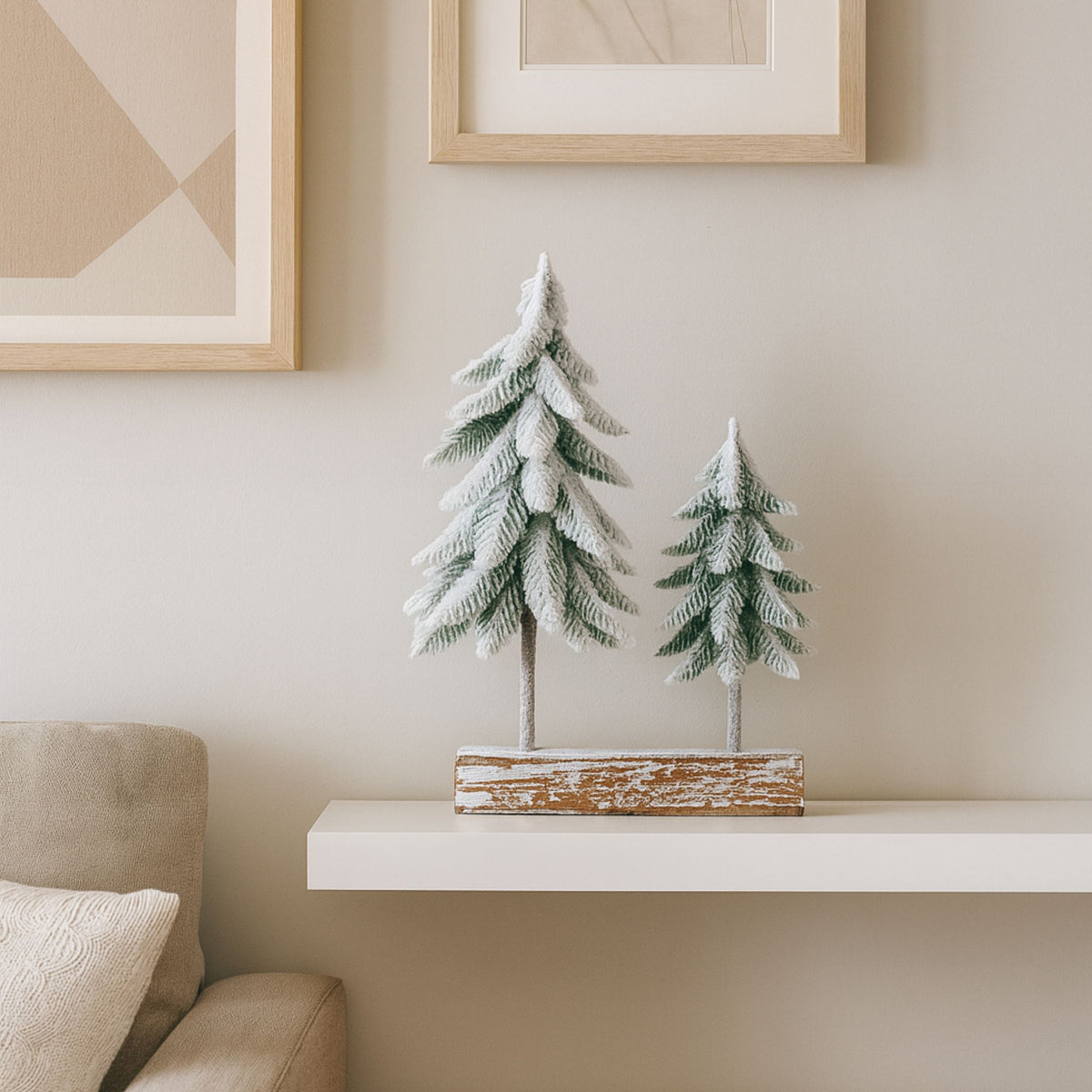 Decorat Compozitie Pom De Craciun Pe Un Trunchi Acoperit Cu Zapada 34 X 28 Cm