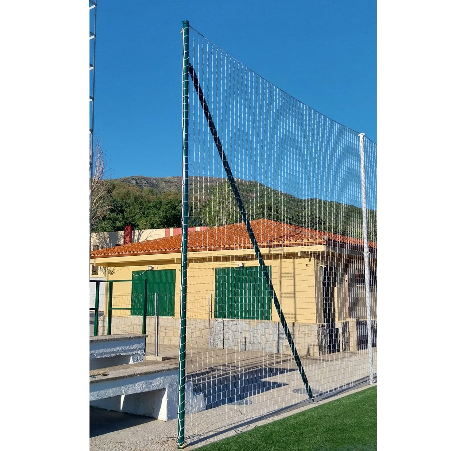 Poteau de renfort métallique pour filet de protection sans pot