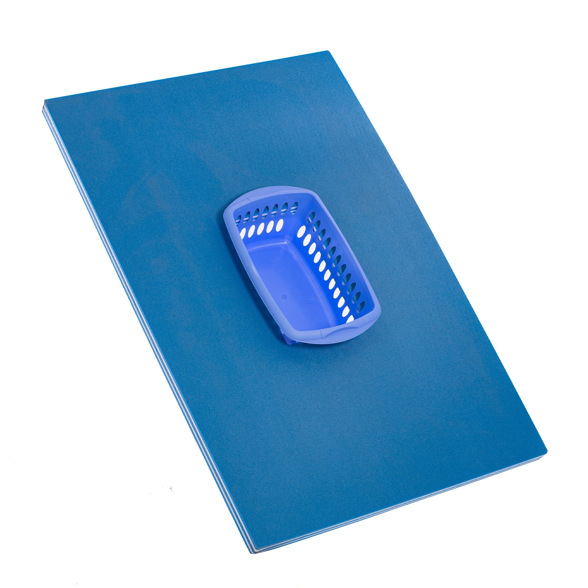 Leanbh ar snámh mata le ciseán