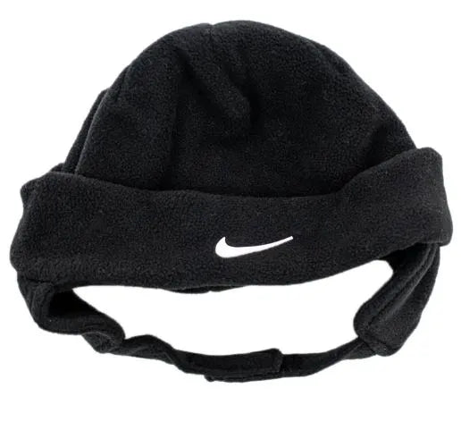 Leagann hata agus lámhainní Nike leanbh dubh