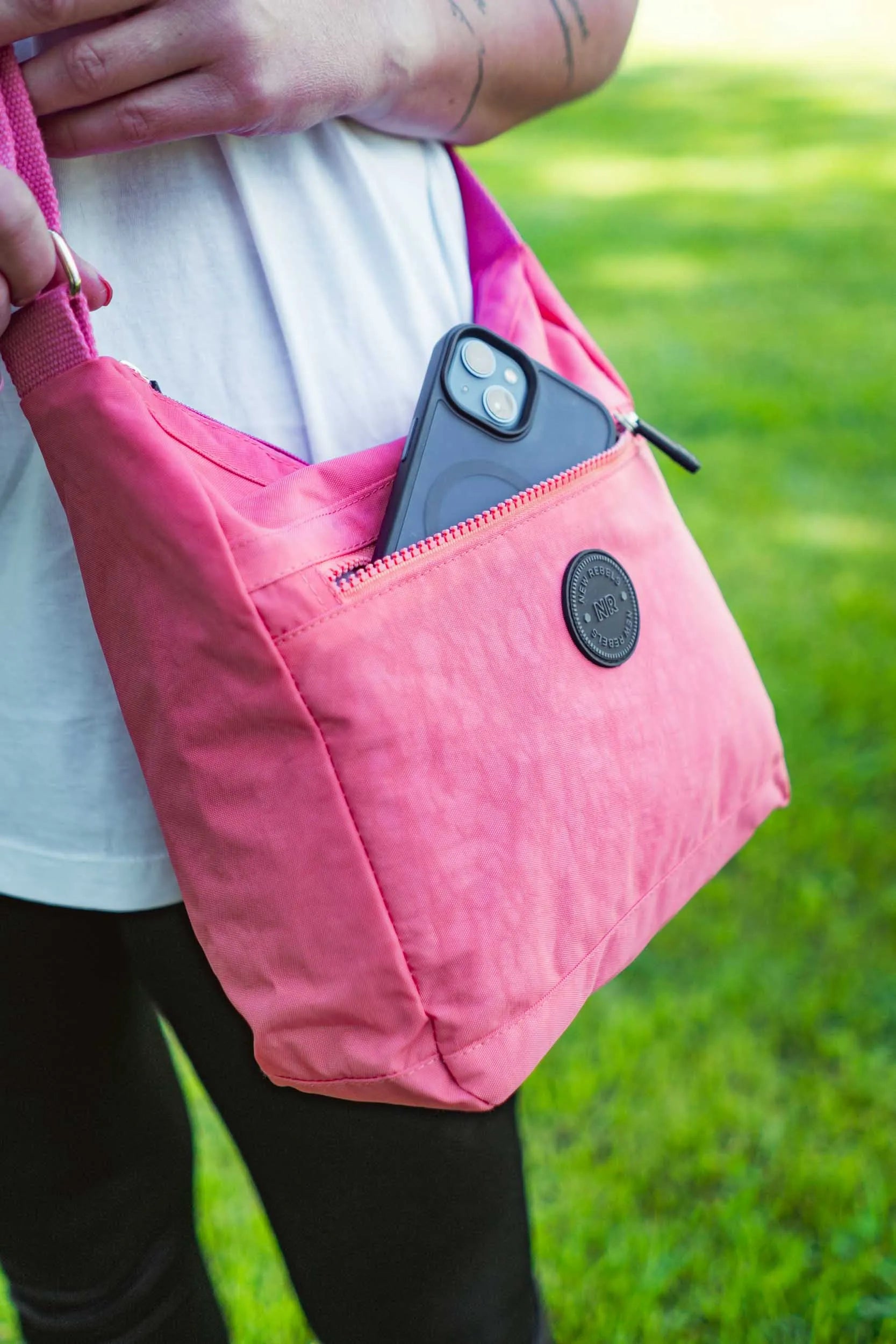 Női táska new rebels crincle banán felső cipzárral, puha rózsaszín