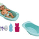 Baby pinkelt mit einer Badewanne 30 cm