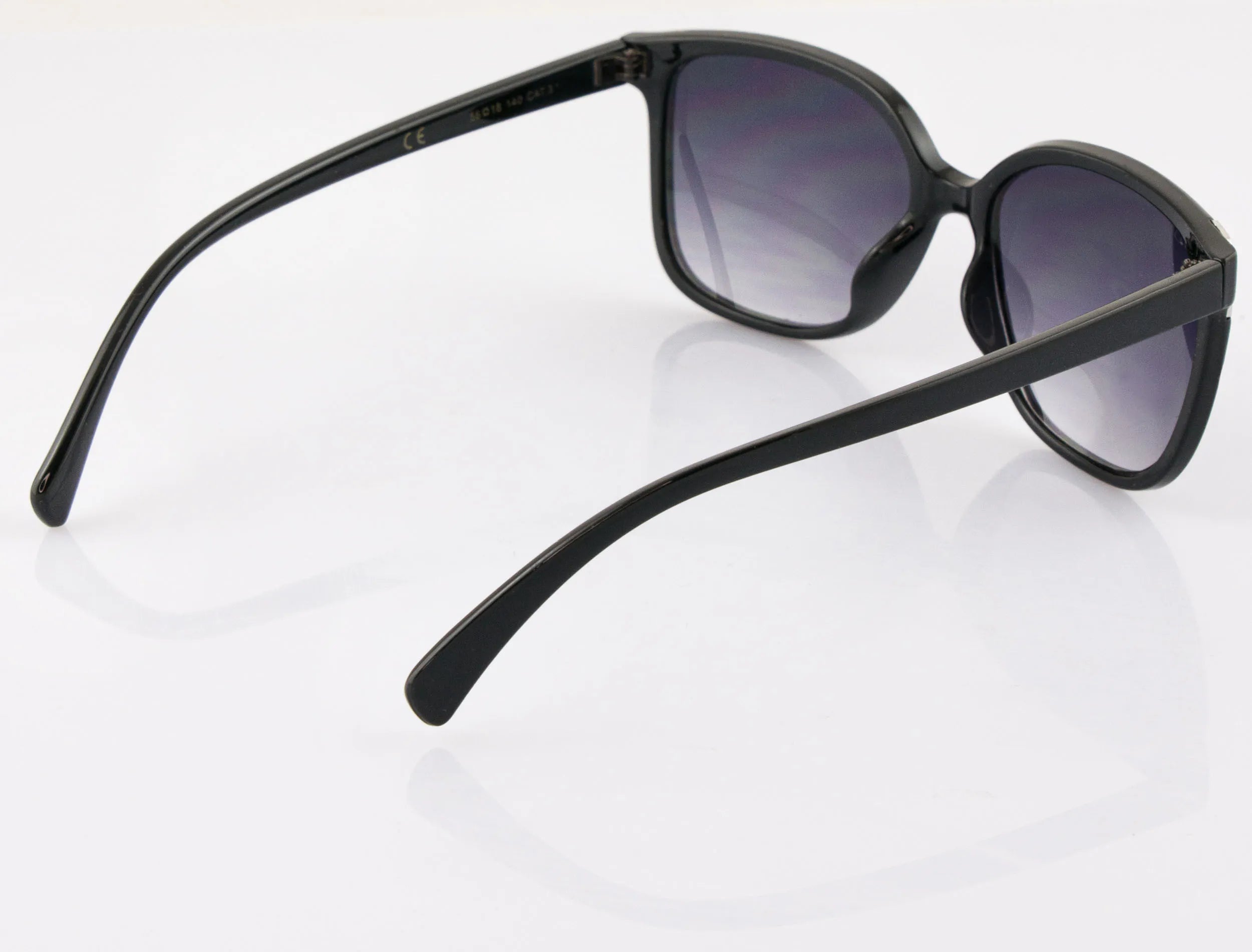 Spéaclaí gréine Basley dubh