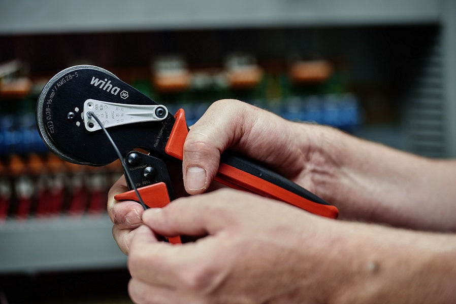 Machine de sertissage automatique pour embouts de câbles