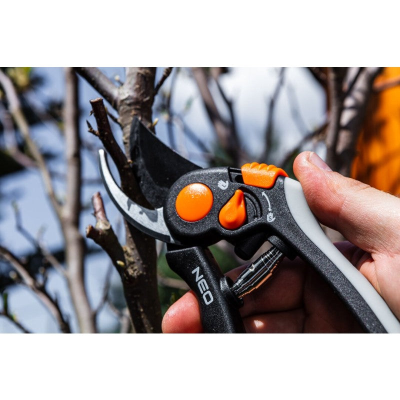By-pass Pruning Shear 200 Mm Range Up To 18 Mm Adjustable Spacing