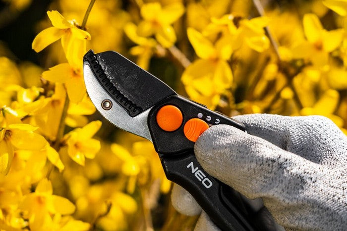 Amboss-Gartenschere, 185 mm Reichweite, bis zu 15 mm verstellbarer Abstand