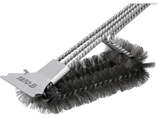 Scuab Cruach Dhosmálta Le Scraper Chun an Grill a Glanadh