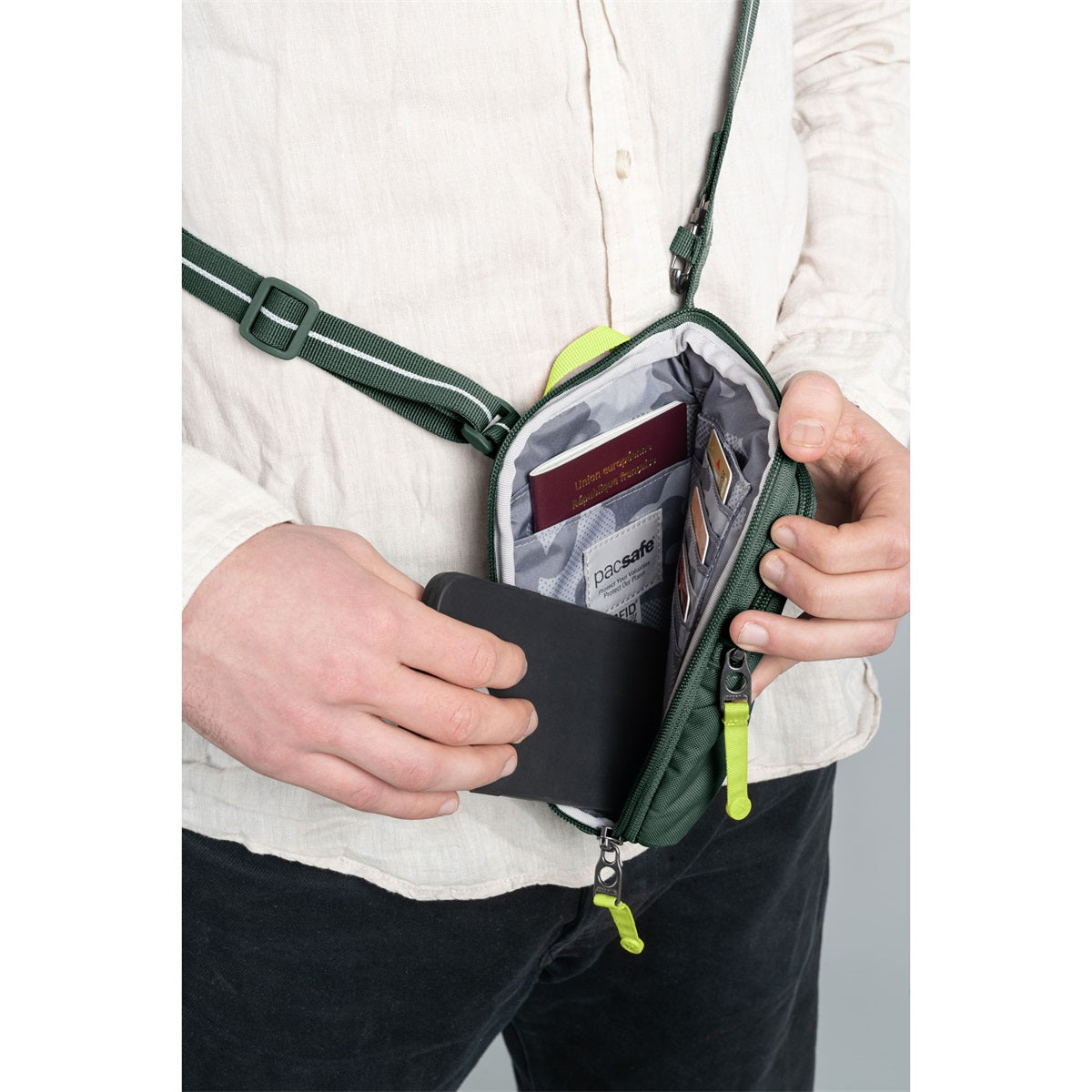 Pacsafe Go Tech Crossbody Spruce Green