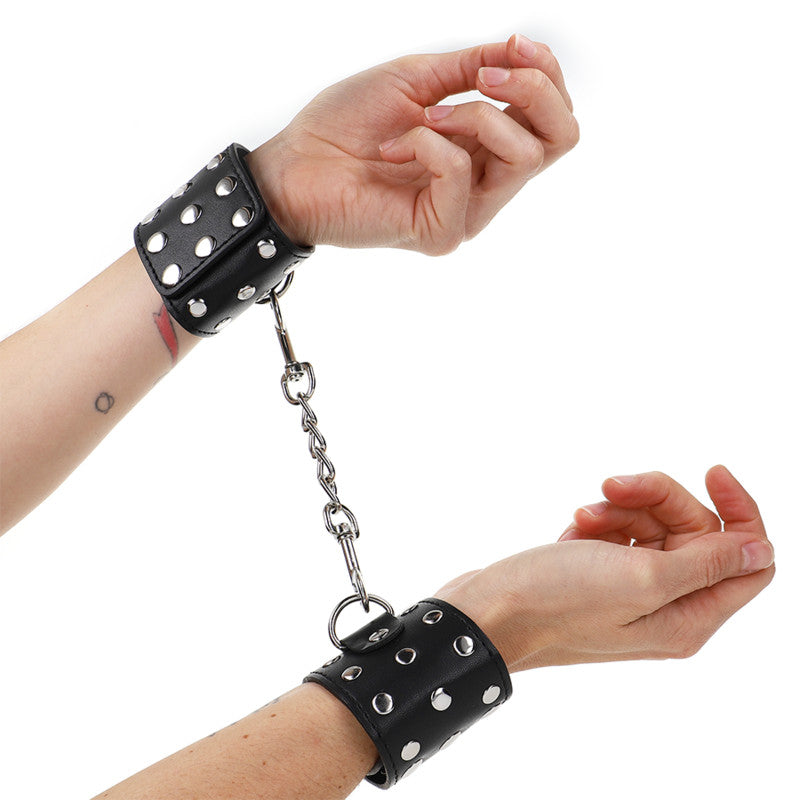 Kink – Adjustable Wristband With Rivets Black