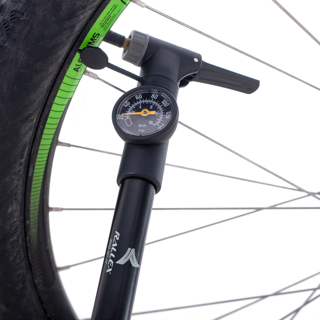 L-brno Cykelpump med tryckmätare Cykelhandtagspump