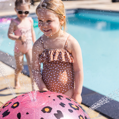 Swim Essentials aufblasbarer Wassersprühball – Rosé/Gold – Safari-Chic