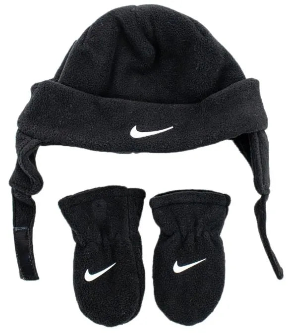 Leagann hata agus lámhainní Nike leanbh dubh