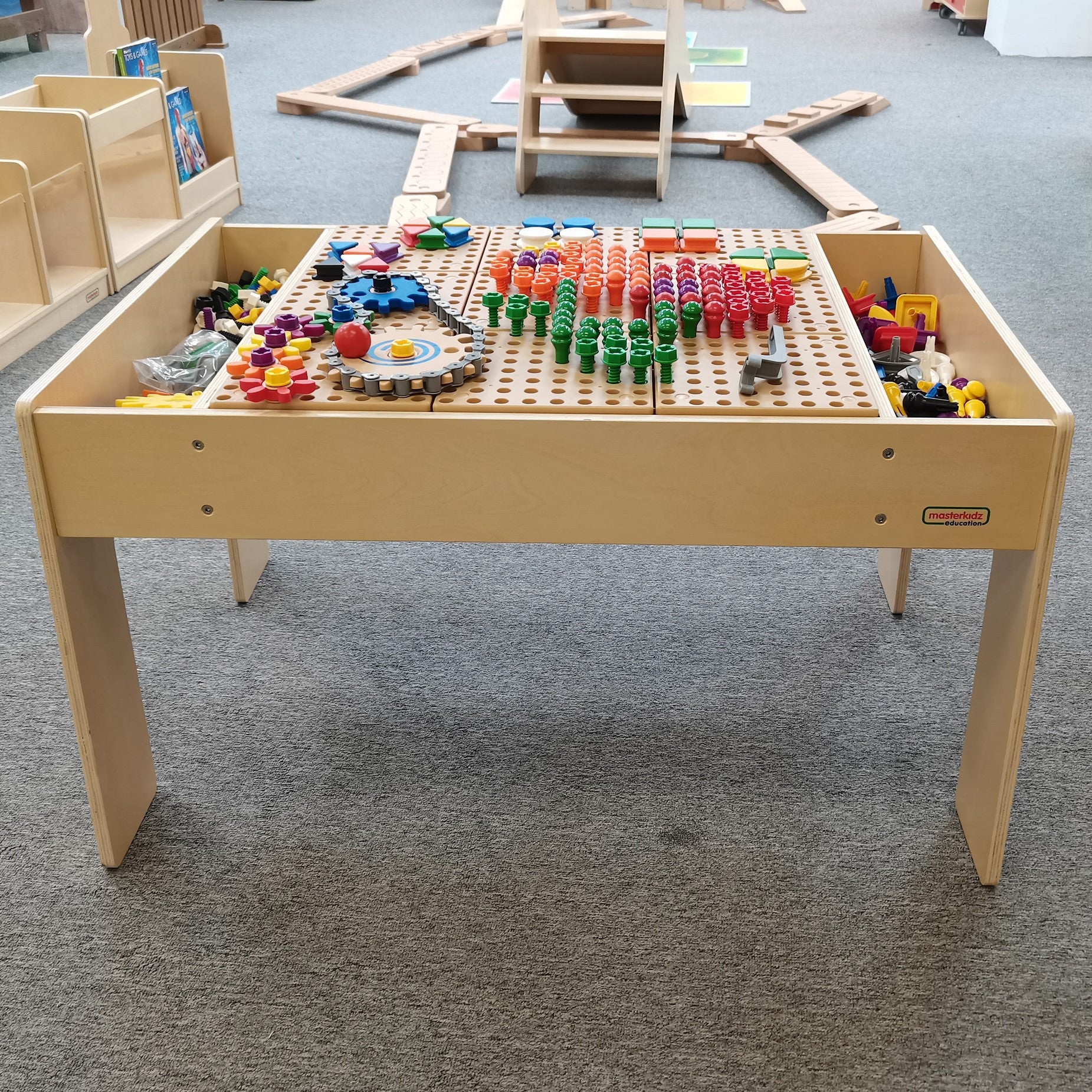 Masa educațională din lemn Masterkidz + accesorii de perete tulpină