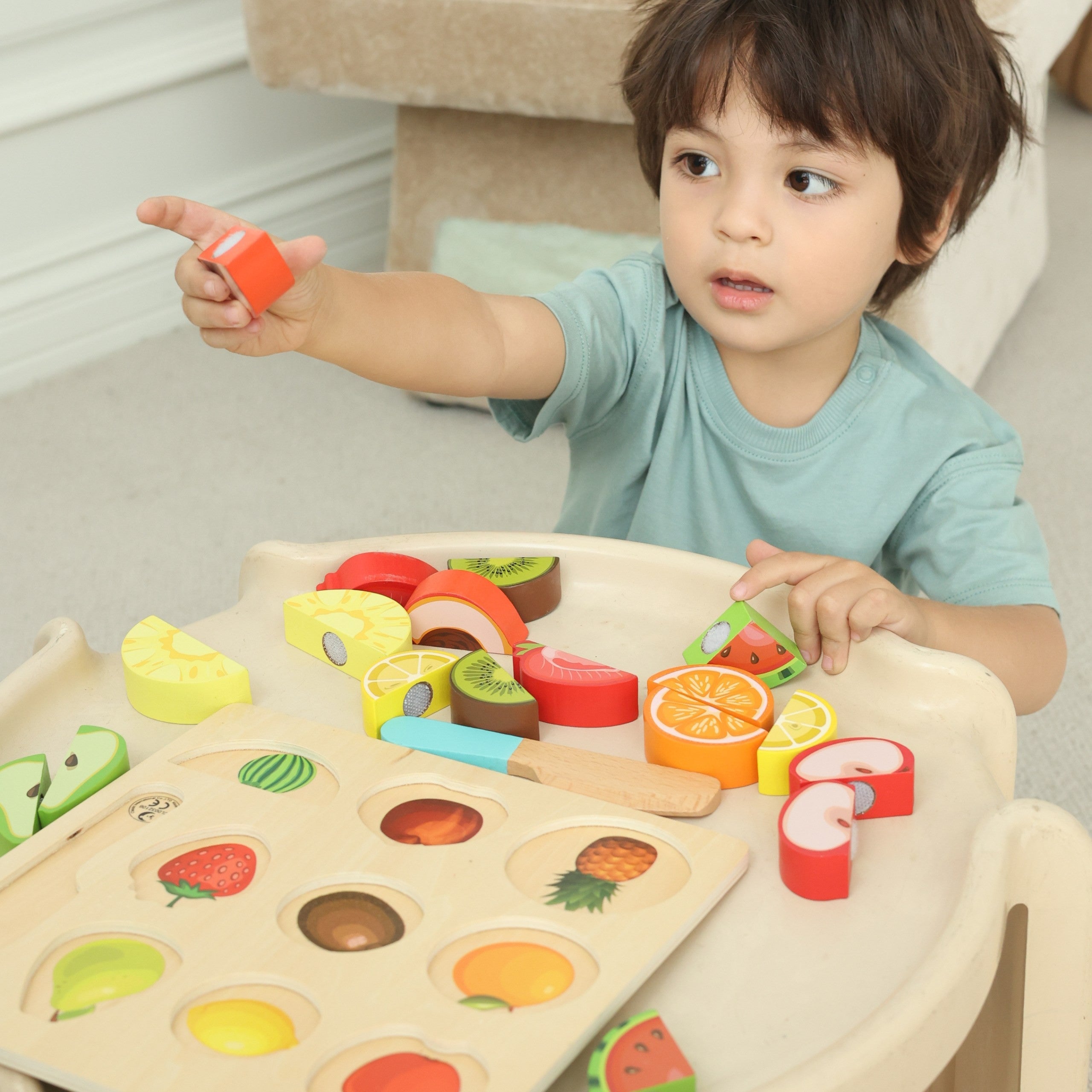 Classic World Montessori Gyümölcsvágó szett tépőzárral 20 db.