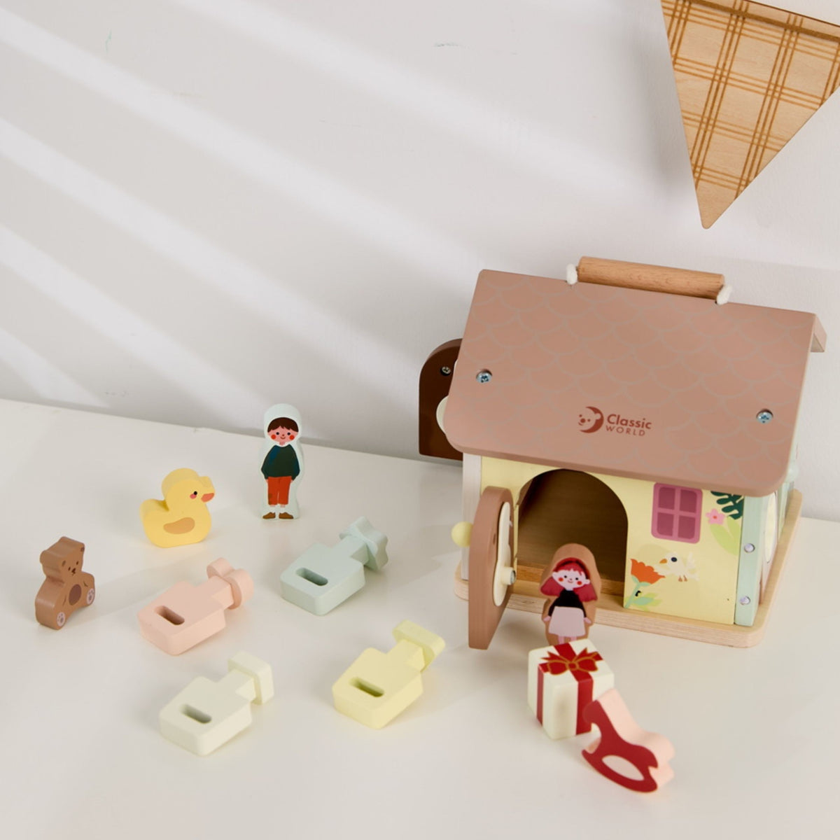 Casa educativa sensoriale in legno Classic World con serrature e chiavi 11 pezzi.